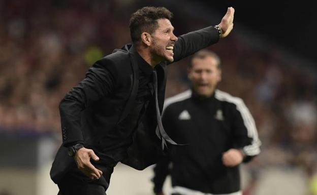 Simeone da indicaciones durante el partido ante el Chelsea. 