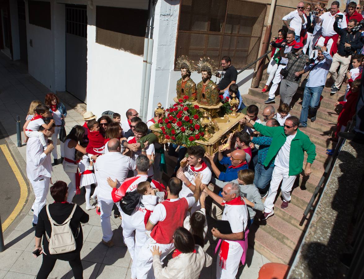 Arnedanos y navarros han celebrado la procesión que tiene como protagonistas a San Cosme y San Damián, así como el Rosario de la Aurora en sus fiestas