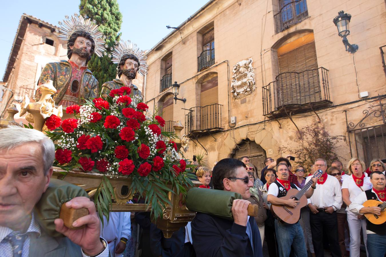 Arnedanos y navarros han celebrado la procesión que tiene como protagonistas a San Cosme y San Damián, así como el Rosario de la Aurora en sus fiestas