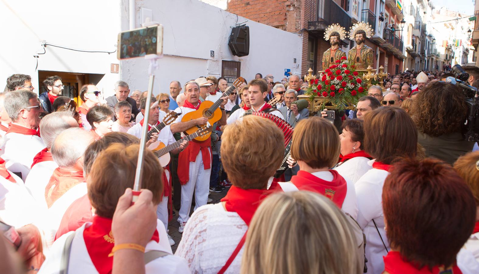 Arnedanos y navarros han celebrado la procesión que tiene como protagonistas a San Cosme y San Damián, así como el Rosario de la Aurora en sus fiestas