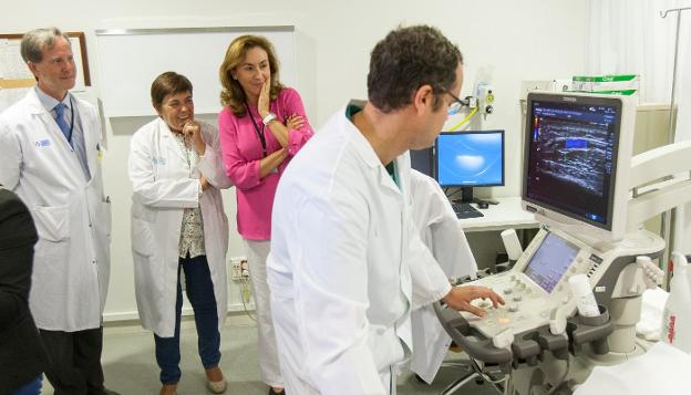 Abades realiza una prueba en presencia de Piserra, Caro y Marín. 