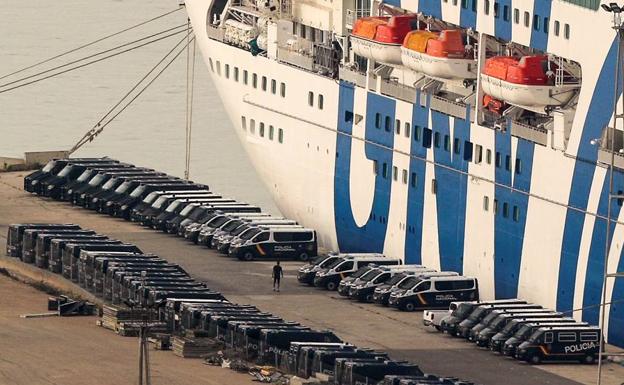 Uno de los ferrys de las Fuerzas de Seguridad, donde se encuentran policías nacionales y guardias giviles