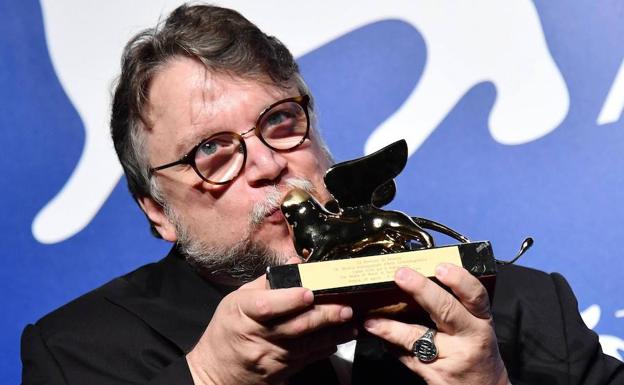 Guillermo del Toro con el León de Oro recibido en el Festival de Venecia.