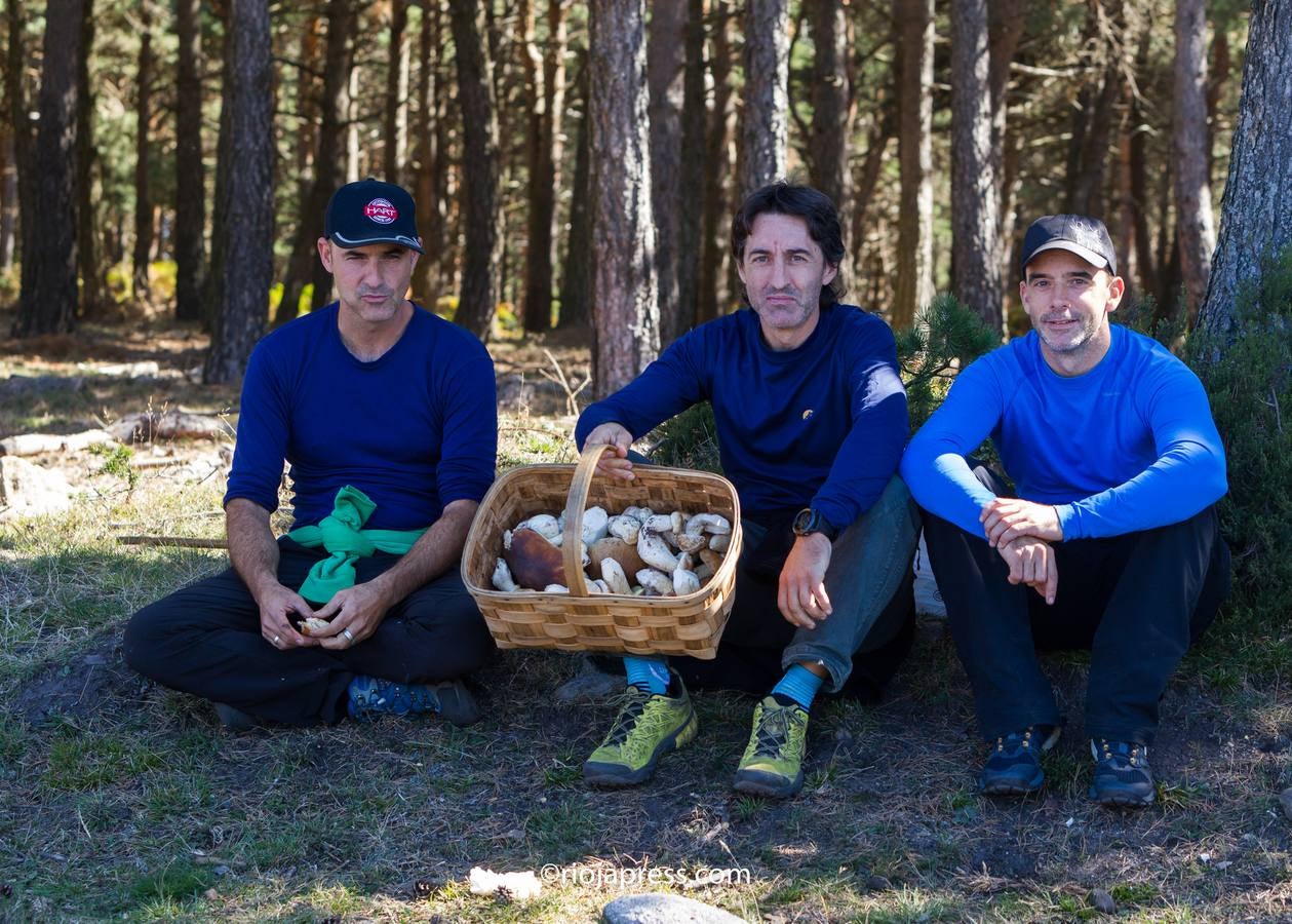 La avalancha de buscadores colapsa la cumbre Moncalvillo con más de 400 vehículos