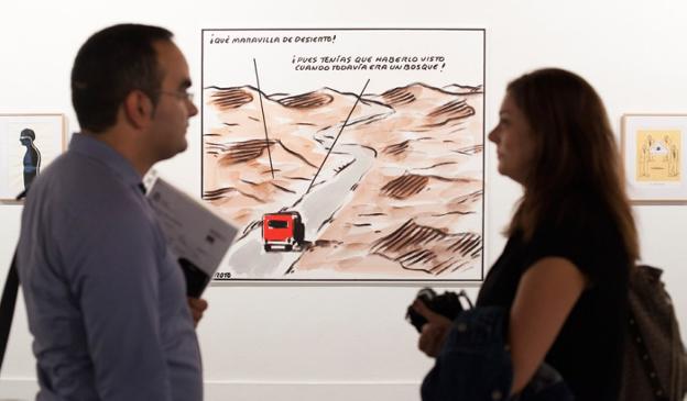 Confrontados. Dos visitantes en la exposición 'El Roto/Rábago', en la Sala Amós Salvador, ante una viñeta ampliada.