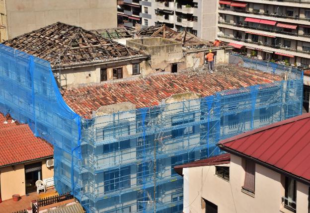 Imagen de los trabajos, que se centran en la parte de arriba del edificio con vistas a la Gran Vía, de esta misma semana.