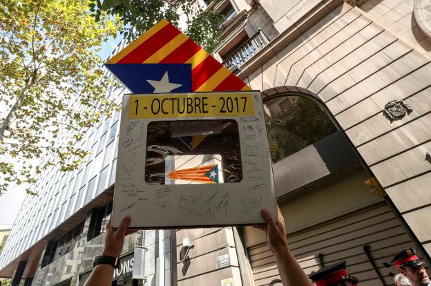 Un manifestante muestra una urna, el pasado día 19, ante la Fiscalía Superior de Cataluña. :: reuters