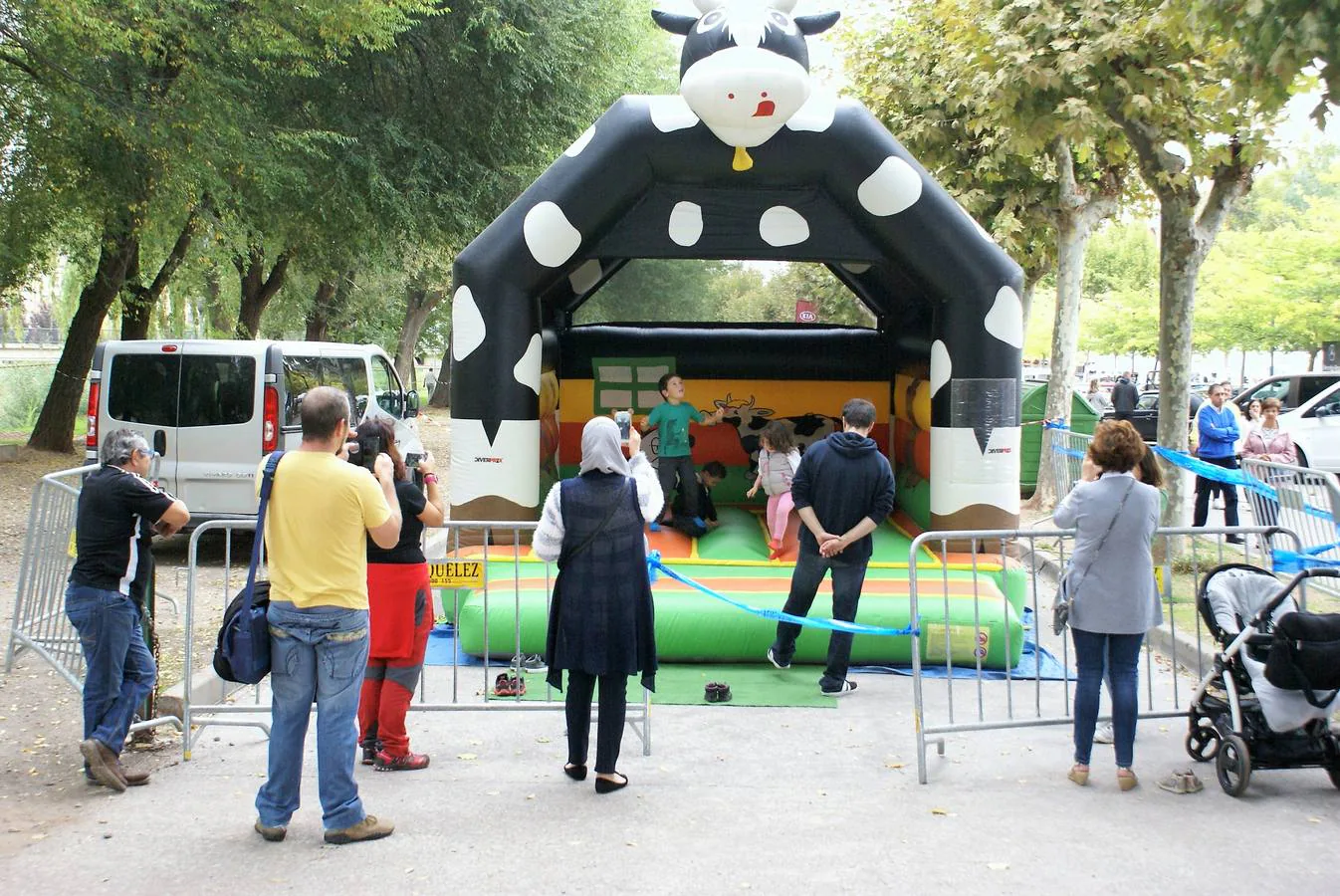 El municipio acoge las Ferias de San Miguel -maquinaria agrícola, industrial y automoción- y en su segunda jornada se oudo ver una muestra de animales y se disfrutaron las calderetas