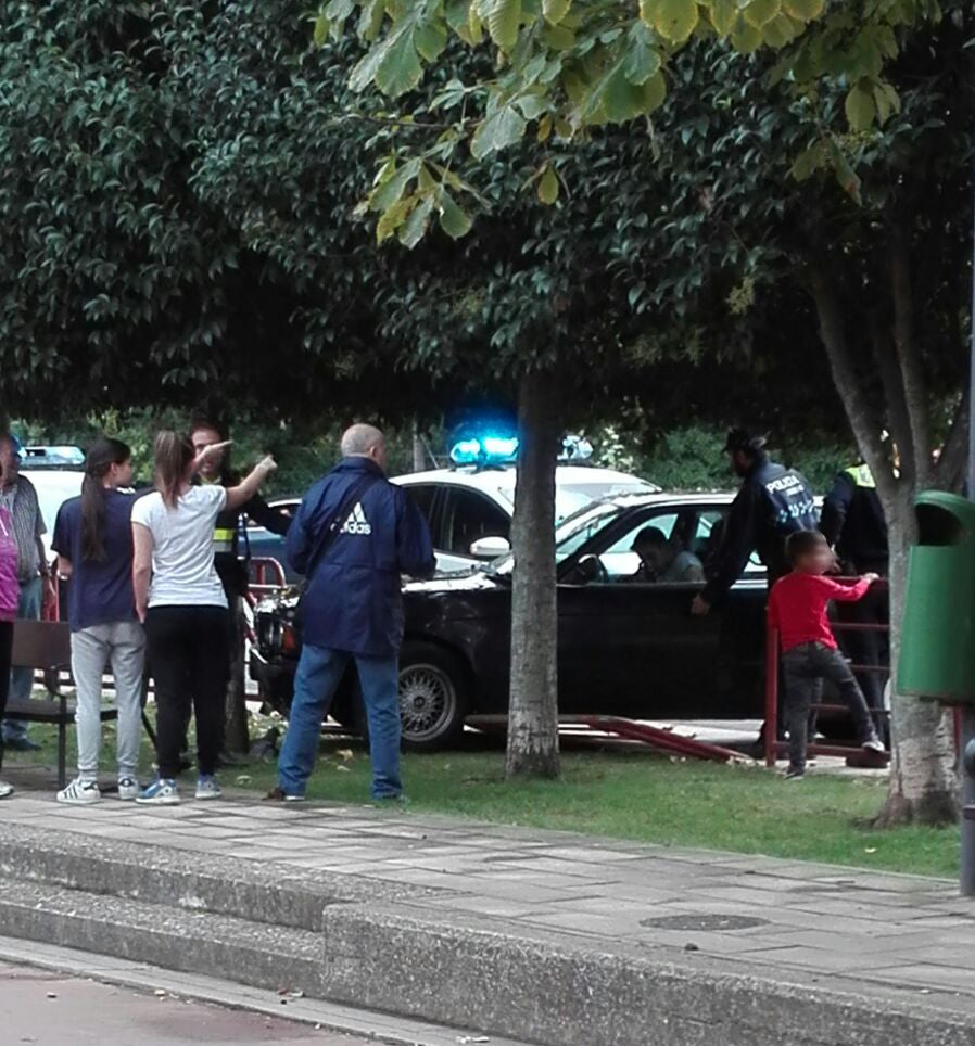 "Un trompo" y contra la valla de un parque en Yagüe