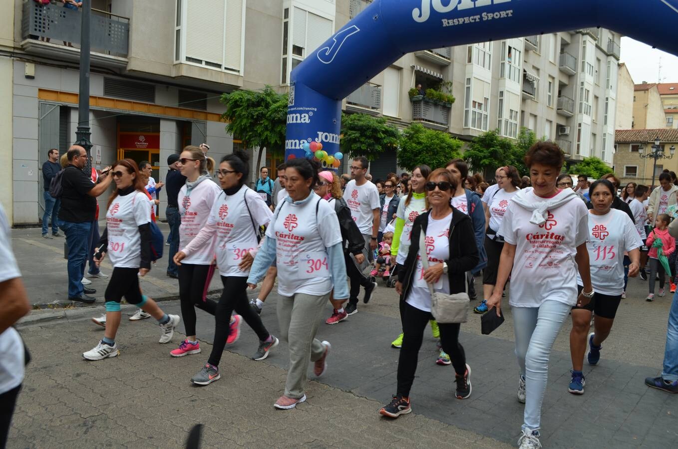 Muchos de los corredores participaron en familia en este evento deportivo y solidario