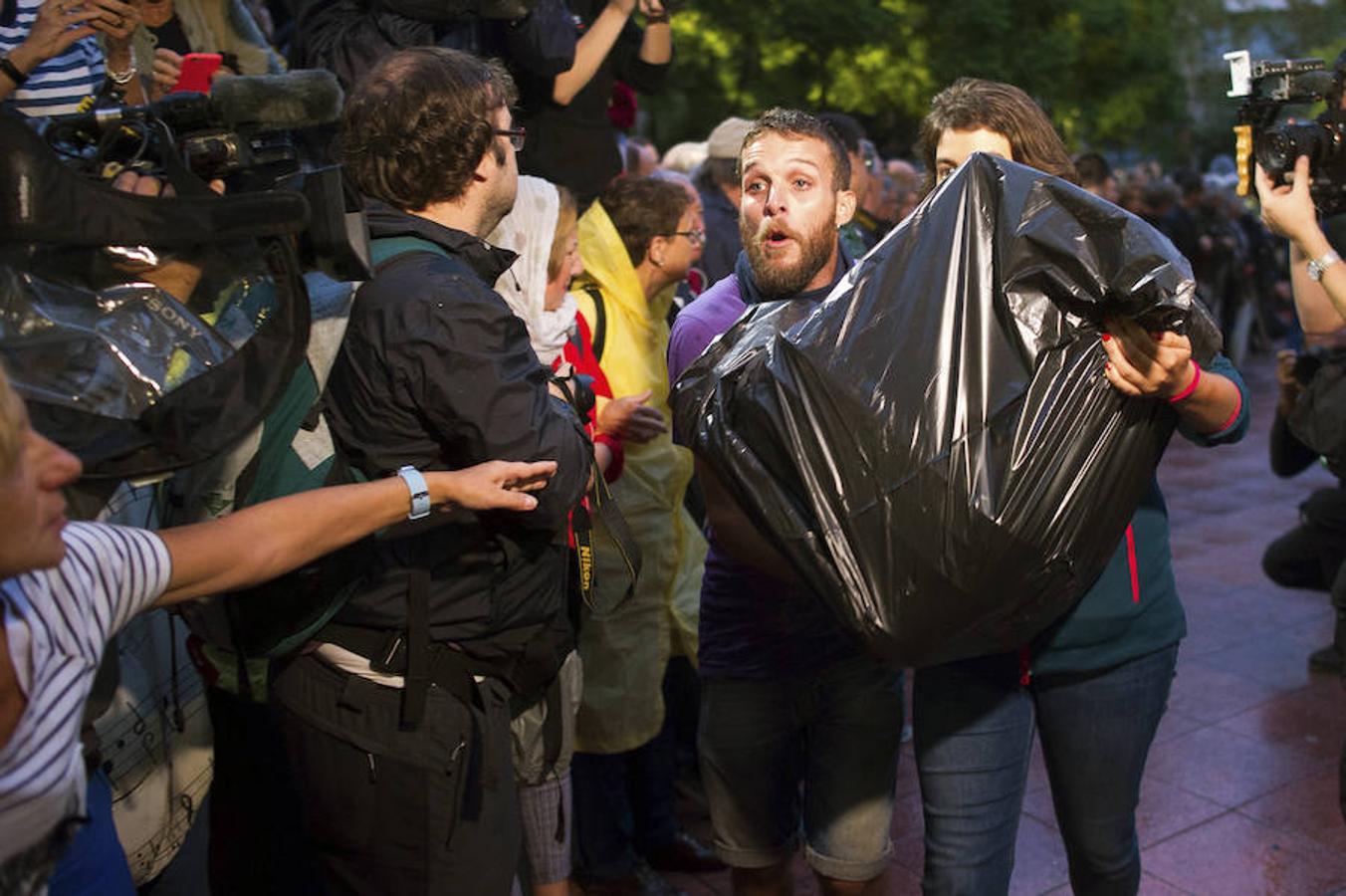 En varios puntos de Cataluña se han vivido momentos de tensión, entre manifestantes y agentes de policía, durante el referéndum soberanista