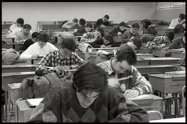 Alumnos de la recien nacida UR en pleno examen. Obsérvese el cigarrillo que furma alguno de los examinandos. :: e. del río