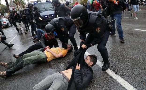 Enfrentamientos entre los agentes y los concentrados.