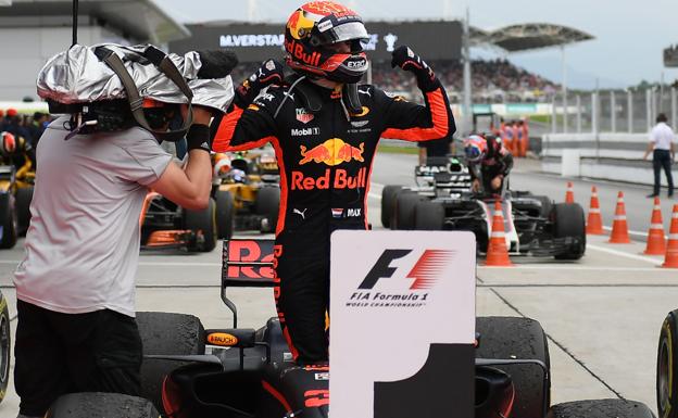 Verstappen celebra su triunfo en Sepang.