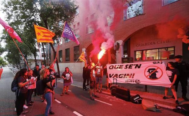 Manifestación frente a un cuartel de la Guardia Civil en Cataluña