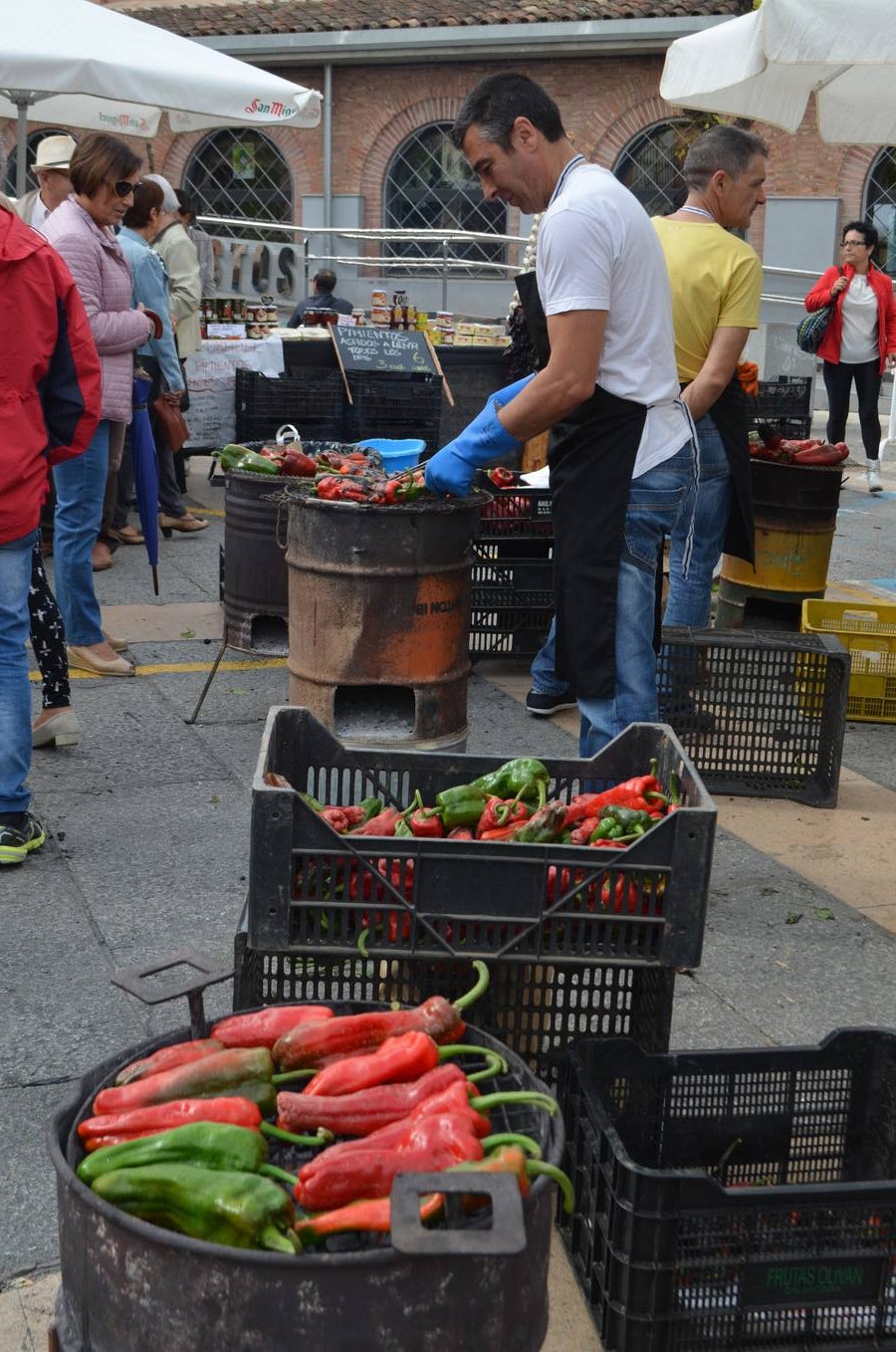 La Plaza del Raso acogió este acto en el que se pudo ver el asado