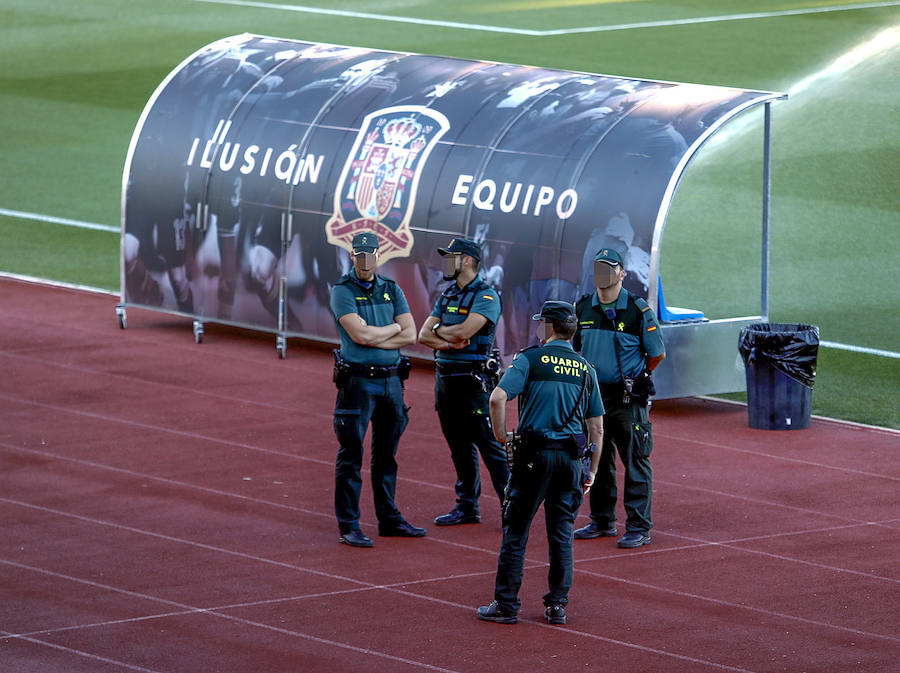 Los aficionados españoles recibieron a Gerard Piqué con insultos y abucheos, y pancartas reclamando su marcha inmediata de la selección española.