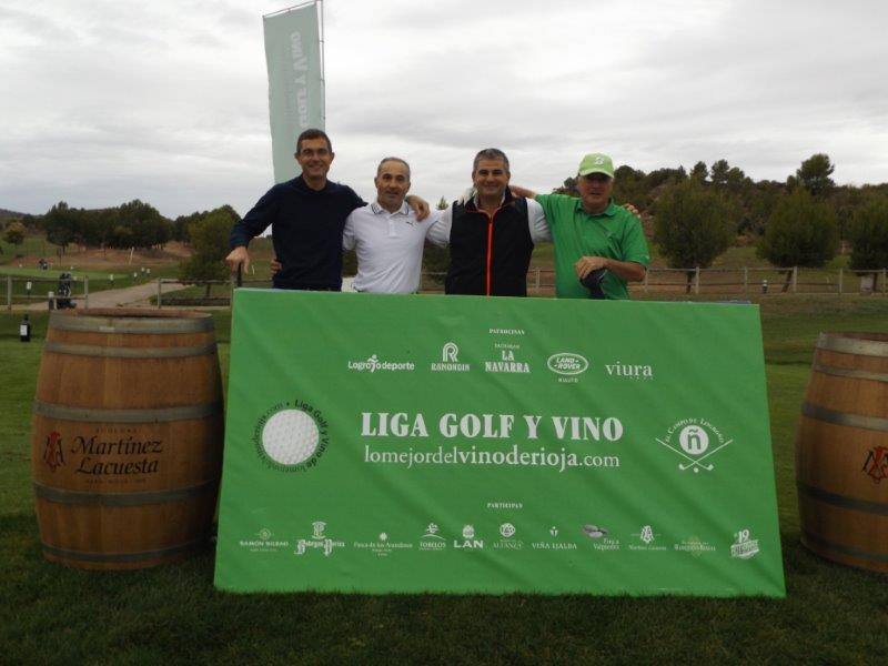 Fotos de la salida de los jugadores participantes en el Torneo Martínez Lacuesta, de la Liga de Golf y Vino de lomejordelvinoderioja.com.