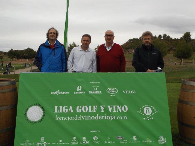 Fotos de la salida de los jugadores participantes en el Torneo Martínez Lacuesta, de la Liga de Golf y Vino de lomejordelvinoderioja.com.