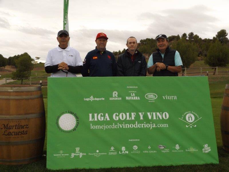 Fotos de la salida de los jugadores participantes en el Torneo Martínez Lacuesta, de la Liga de Golf y Vino de lomejordelvinoderioja.com.