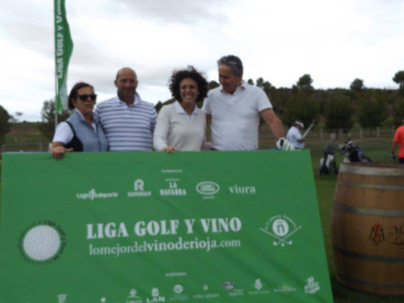 Fotos de la salida de los jugadores participantes en el Torneo Martínez Lacuesta, de la Liga de Golf y Vino de lomejordelvinoderioja.com.