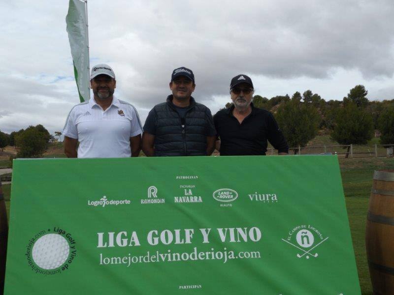 Fotos de la salida de los jugadores participantes en el Torneo Martínez Lacuesta, de la Liga de Golf y Vino de lomejordelvinoderioja.com.