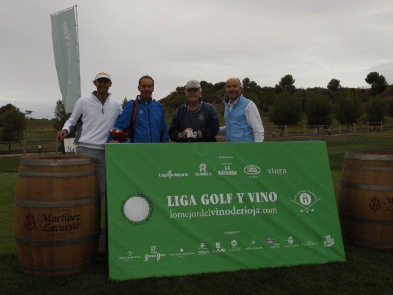 Fotos de la salida de los jugadores participantes en el Torneo Martínez Lacuesta, de la Liga de Golf y Vino de lomejordelvinoderioja.com.