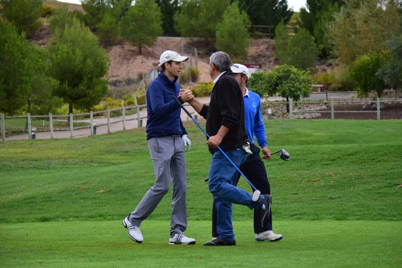 Los participantes en el torneo disfrutaron de una gran jornada de golf.