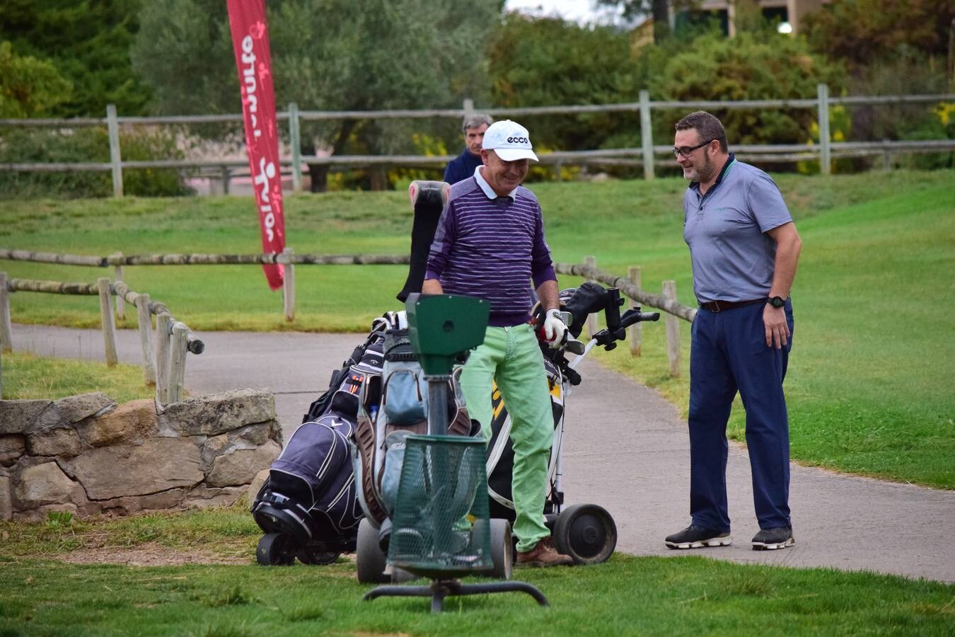 Los participantes en el torneo disfrutaron de una gran jornada de golf.