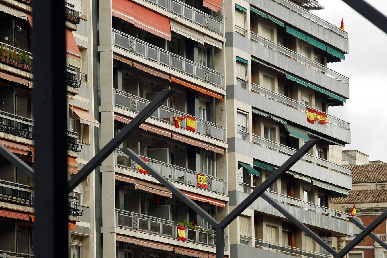 El día después del 0-1, el símbolo nacional se puede ver en las calles en numerosas terrazas de la capital riojana