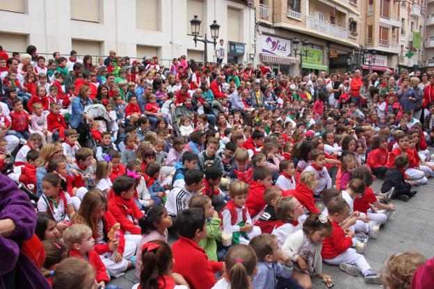 El espacio para disfrutar de las aventuras de Gorgorito en la plaza Nuestra Señora de Vico se quedó pequeño para acoger a los cientos de niños y familiares. :: 