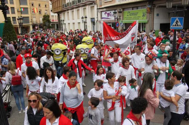   Con ritmo. Los pequeños de los Lubumbas elevaron su pancarta y bailaron con la charanga por el centro de la ciudad.