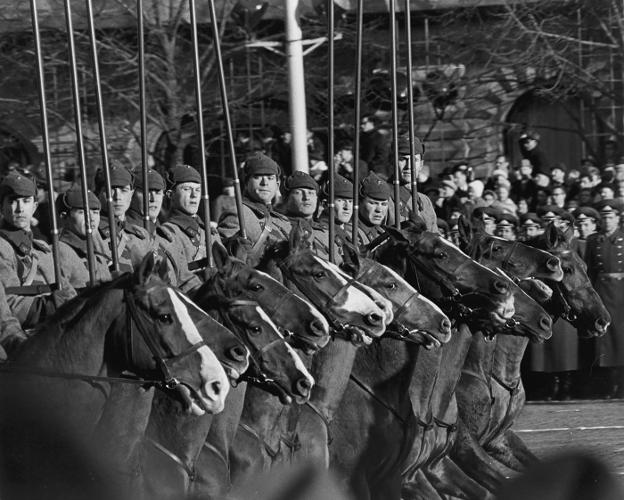 Soldados rusos desfilan a caballo durante la celebración de un aniversario de la Revolución Rusa. :: r. c.