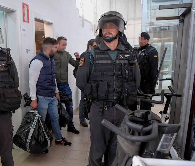 Guardias civiles se incautan de papeletas en un colegio. :: afp
