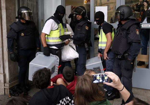 Policías se incautan de urnas y de papeletas en un centro de votación de Barcelona. :: PAU BARRENA / afp