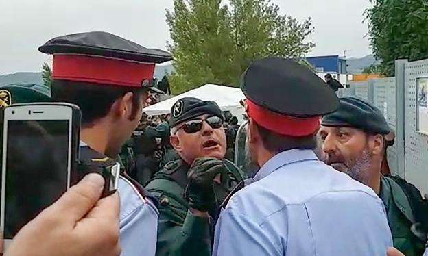 Agentes de la Guardia Civil y de los Mossos se enfrentan en un colegio de Gerona. :: r. c.