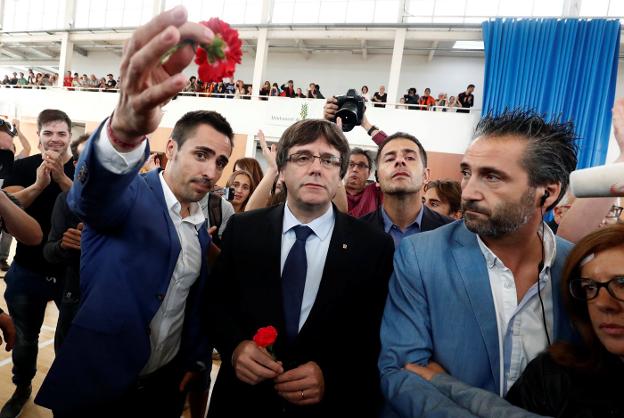 Puigdemont, durante su visita al colegio de Sant Julia de Ramis donde tenía que haber votado :: j. m. / Reuters
