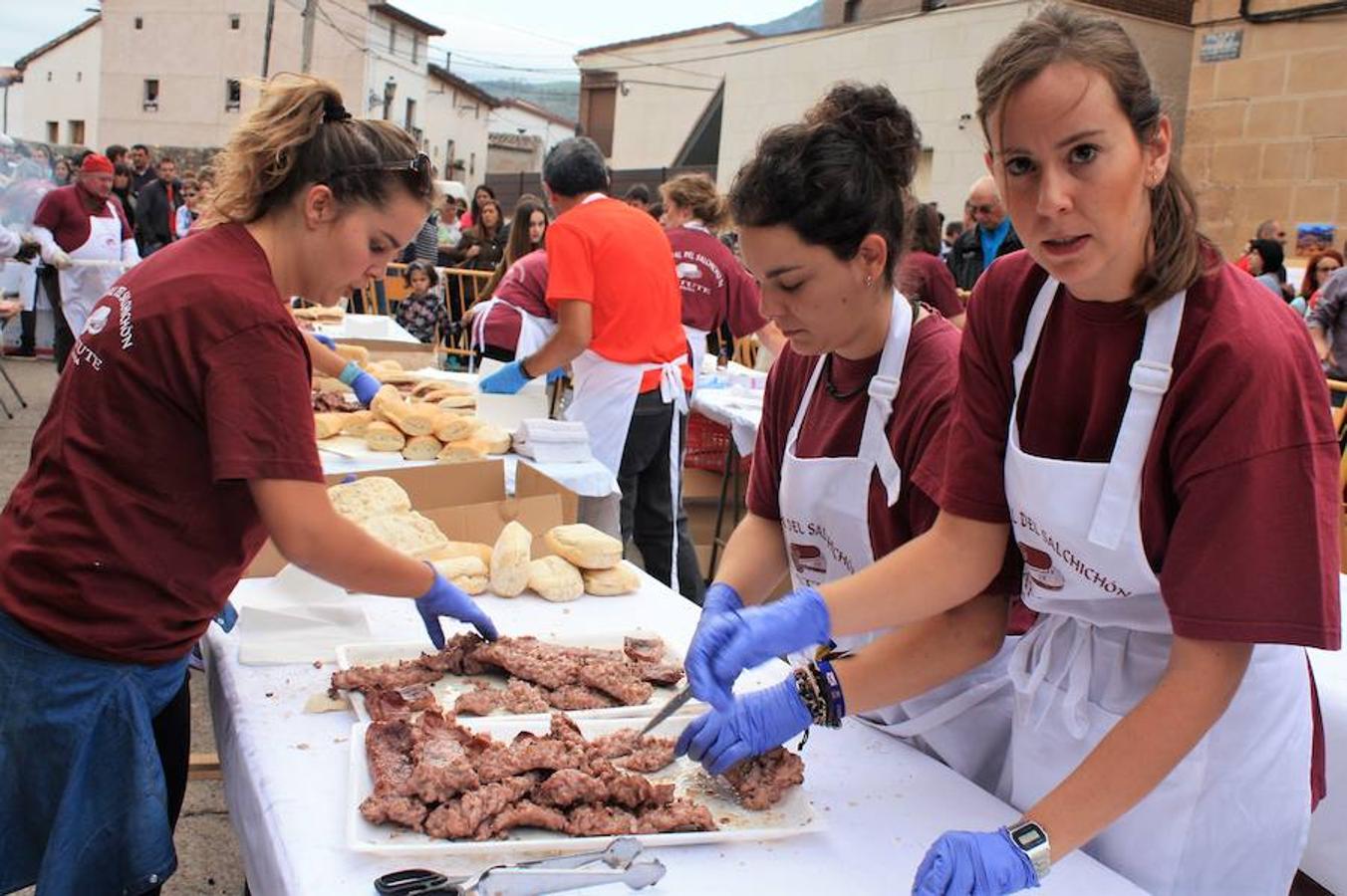 Alrededor de 4.000 bocadillos con el embutido asado en su punto fueron consumidos por turistas y también por los todos aquellos que participaron en una excursión por el entorno