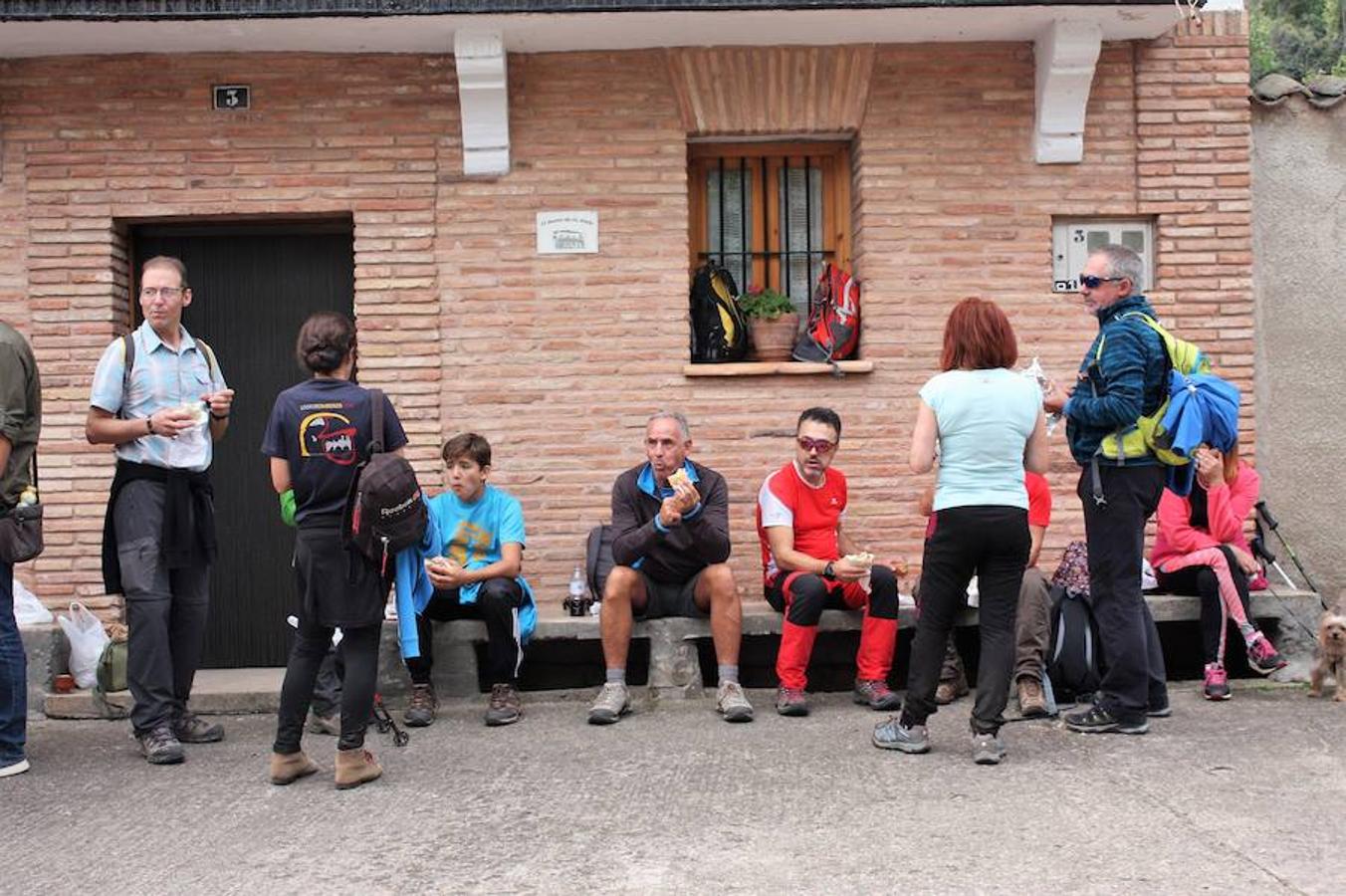 Alrededor de 4.000 bocadillos con el embutido asado en su punto fueron consumidos por turistas y también por los todos aquellos que participaron en una excursión por el entorno