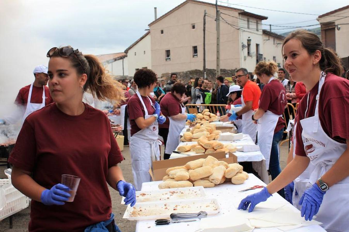 Alrededor de 4.000 bocadillos con el embutido asado en su punto fueron consumidos por turistas y también por los todos aquellos que participaron en una excursión por el entorno