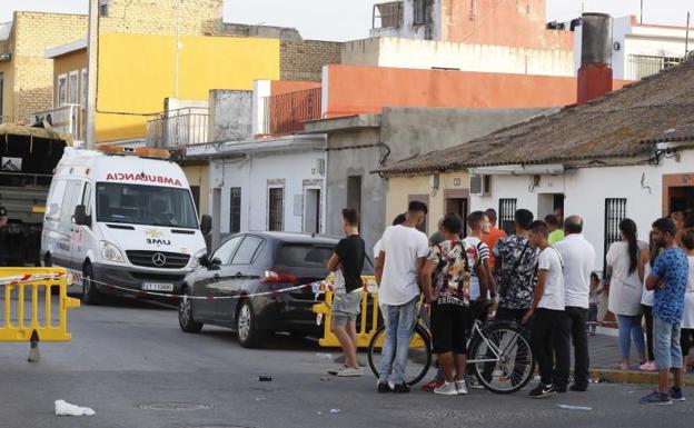 Vecinos alrededor de la vivienda de Dos Hermanas donde se han hallado restos humanos.