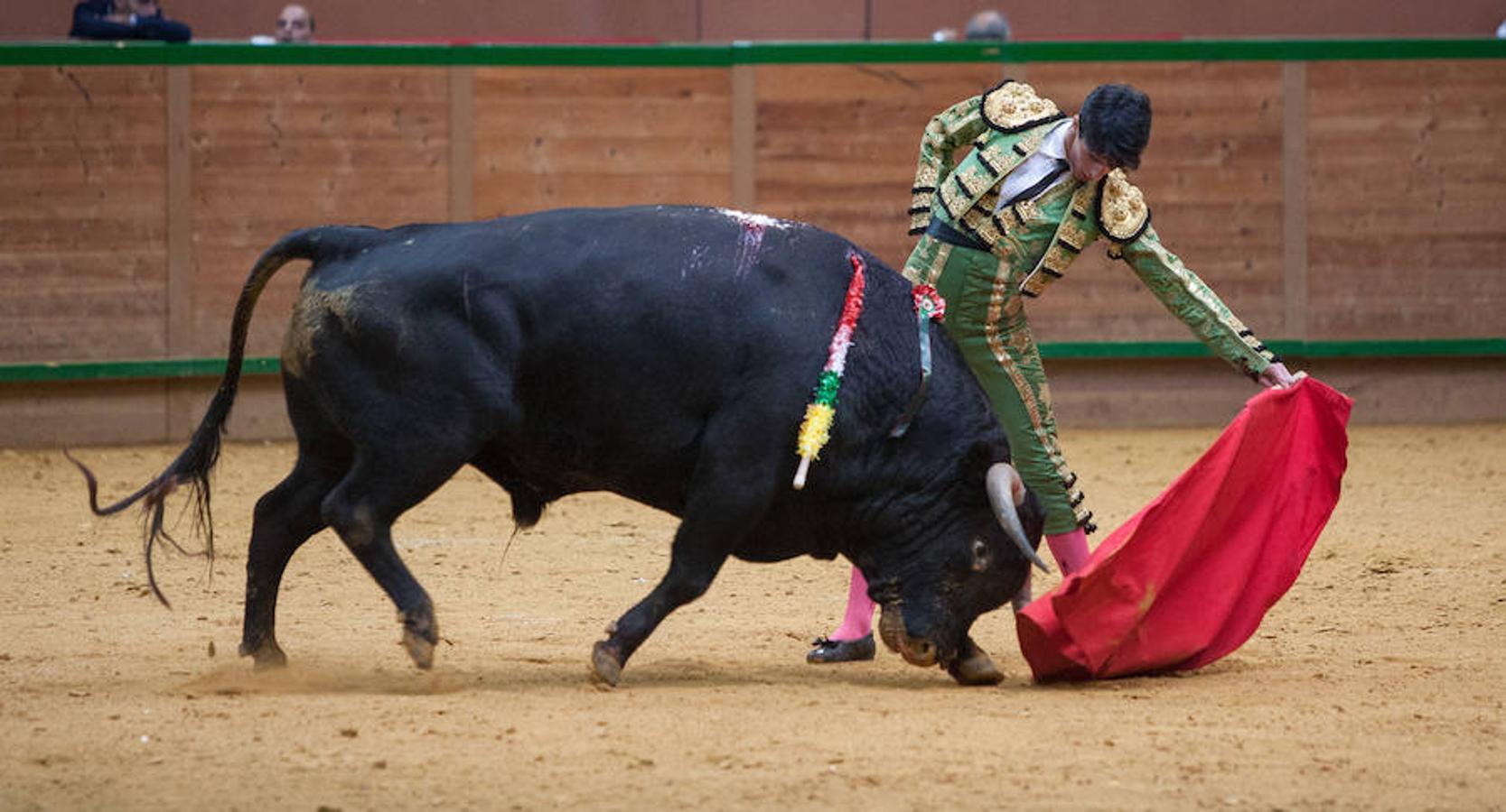 La Feria del Zapato de Oro de Arnedo dejó ver detalles como los naturales de Carlos Ochoa que le dieron el triunfo en la Ciudad del Calzado