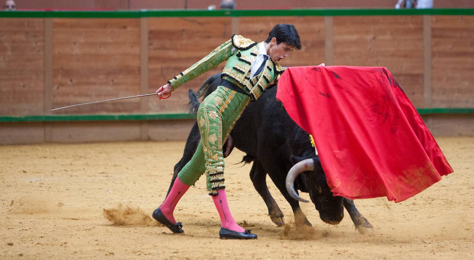 La Feria del Zapato de Oro de Arnedo dejó ver detalles como los naturales de Carlos Ochoa que le dieron el triunfo en la Ciudad del Calzado