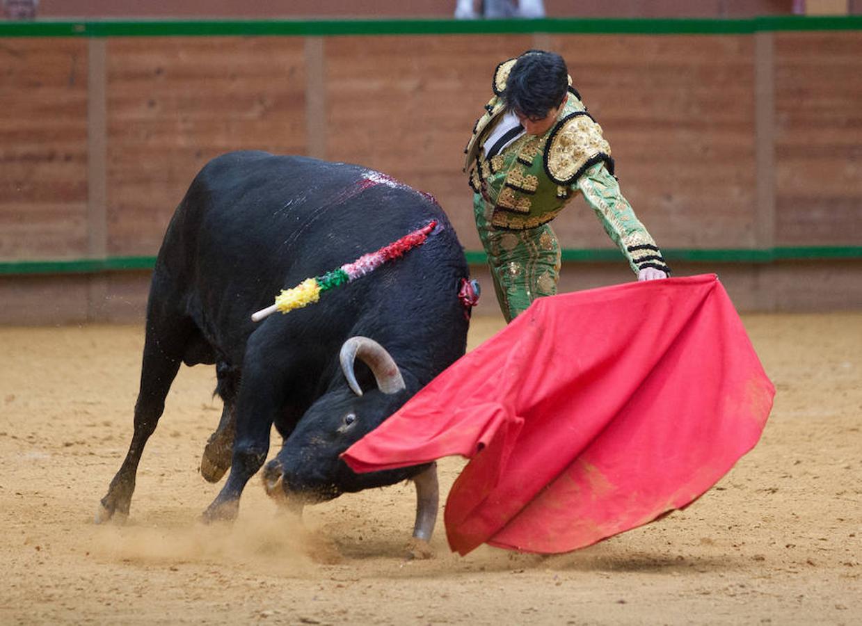 La Feria del Zapato de Oro de Arnedo dejó ver detalles como los naturales de Carlos Ochoa que le dieron el triunfo en la Ciudad del Calzado