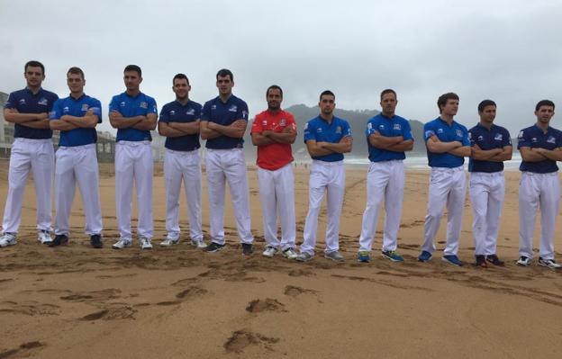 Once de los doce protagonistas del torneo del Cuatro y Medio, en la playa de Zarauz. ::