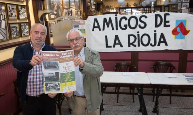 Federico Soldevilla y Jesús Vicente Aguirre, de Amigos de La Rioja, ayer en el Café Moderno. 