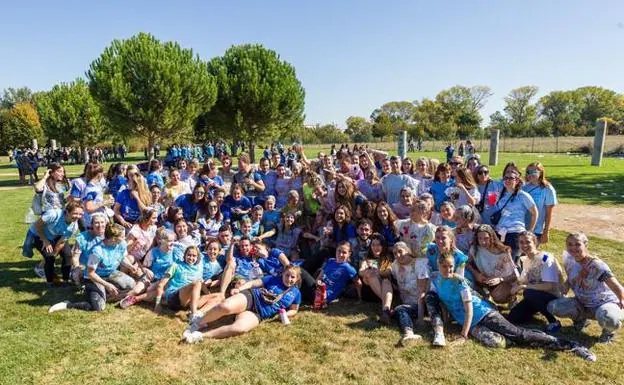 Veteranos y novatos de Enfermería, durante la jornada de ayer en el parque de La Ribera. :: fernando díaz