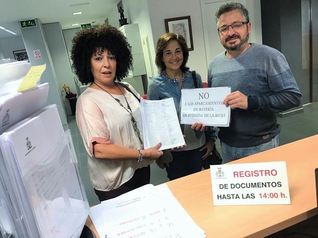 Carmen Ríos, Toni Coso y Miguel Nazara entregan las firmas. :: D.M.A.