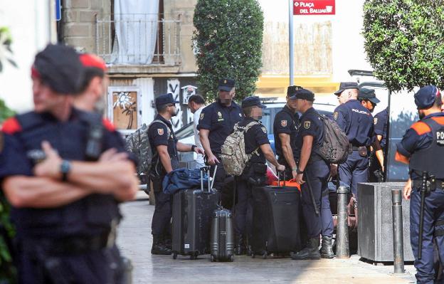 Efectivos policiales abandonando ayer el hotel Gaudí de Reus, en el que han sido hostigados durante días. :: jaume sellart/EFE
