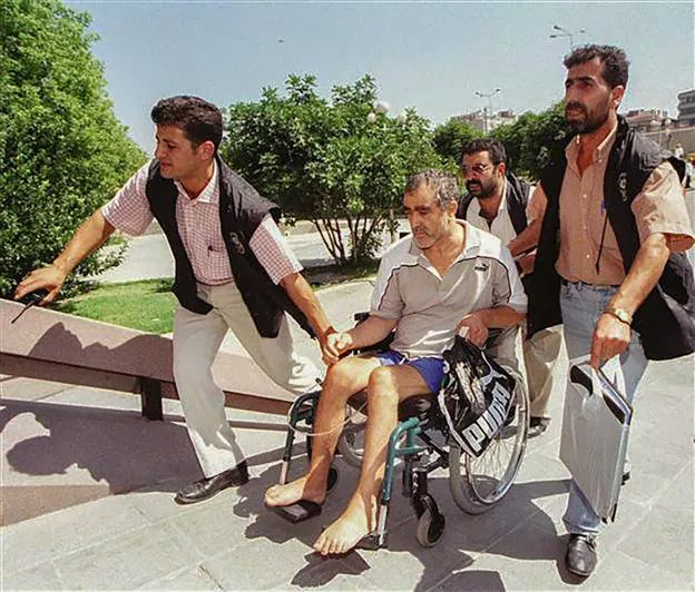 Cetinkaya, en silla de ruedas, está considerado el capo de la heroína en Europa. Su cuñado fue asesinado junto a su actual pareja y su hija.